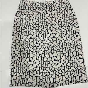 Ann Taylor cotton blend skirt size 4, knee length NEW NO TAGS, fully lined.